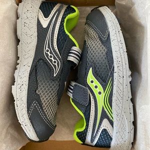 *Brand New* Saucony Ride 10 Jr, Navy/Green in 10M